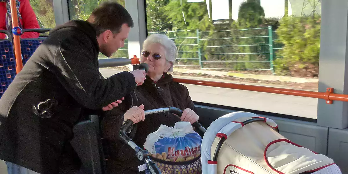 Interview im Bus der Buslinie 371 zwischen Witten und Dortmund. (Foto: Antenne Witten)