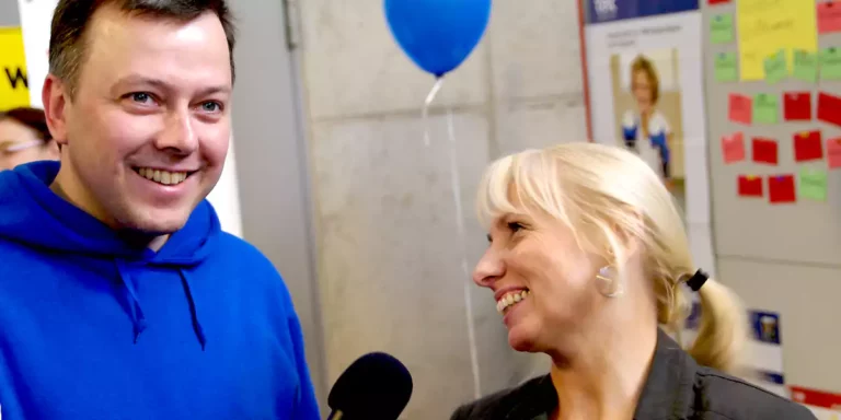 Claudia Formann, Leiterin der Stabsstelle Integration und. Städtepartnerschaften der Stadt Witten und Marek Schirmer auf der Messe für Integration und Städtepartnerschaften in der Werk-Stadt Witten. (Foto: Astrid Raith)