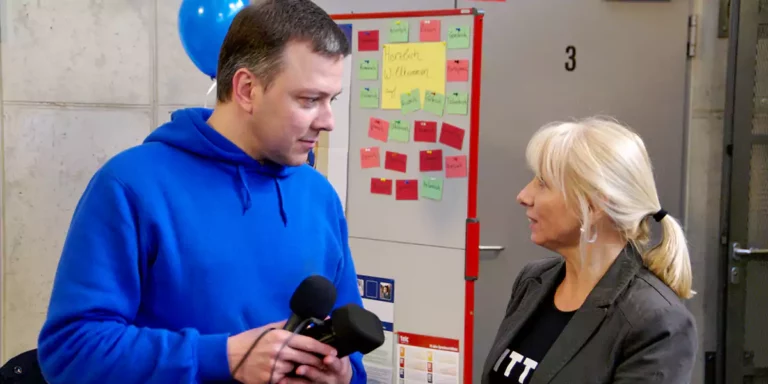Claudia Formann, Leiterin der Stabsstelle Integration und. Städtepartnerschaften der Stadt Witten und Marek Schirmer auf der Messe für Integration und Städtepartnerschaften in der Werk-Stadt Witten. (Foto: Astrid Raith)