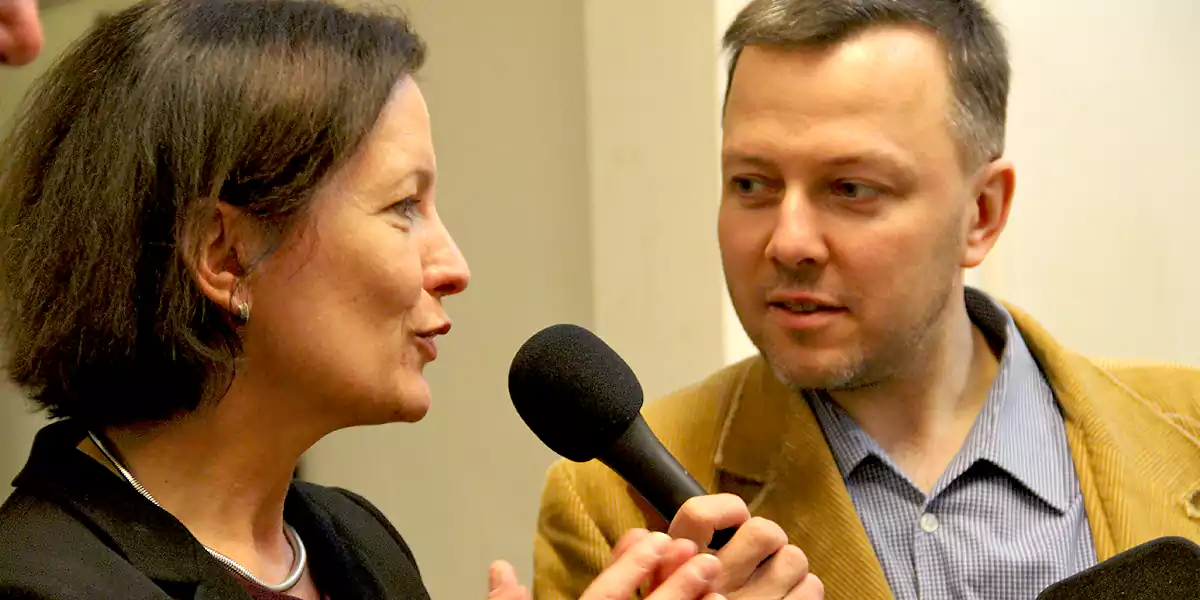 Sonja Leidemann, Bürgermeisterin der Stadt Witten (l) auf der Messe für Integration und Städtepartnerschaften. Interviewer Marek Schirmer (r.) (Foto: Iren Wagner)