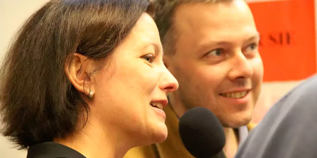 Sonja Leidemann, Bürgermeisterin der Stadt Witten (l) auf der Messe für Integration und Städtepartnerschaften. Interviewer Marek Schirmer (r.) (Foto: Iren Wagner)