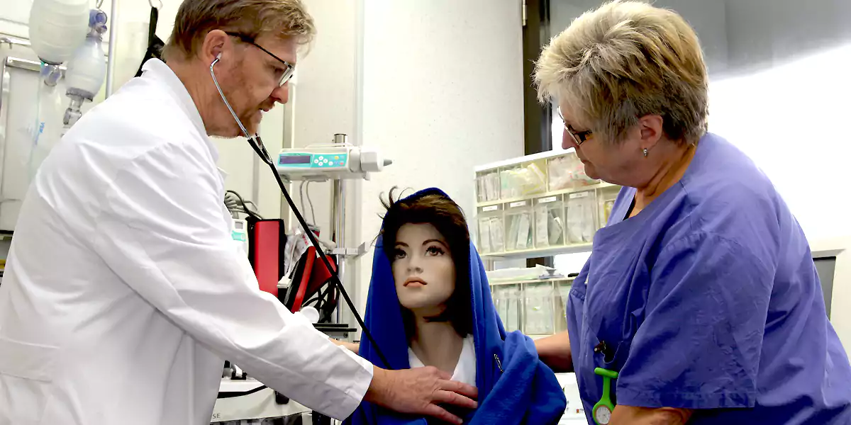 Thomas Kreuder, Leitender Arzt der Interdisziplinären Aufnahme / Ambulanz, und die Pflegerische Leitung Gerlinde König untersuchen Maria im Ev. Krankenhaus Witten. (Foto: Jens-Martin Gorny / Diakonie Ruhr)