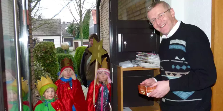 Pastor Wolfgang Rösner begrüßt Sternsinger an der Tür des Pfarrheims der St. Maximilian Kolbe Kirchen in Witten-Stockum (Foto: Marek Schirmer)