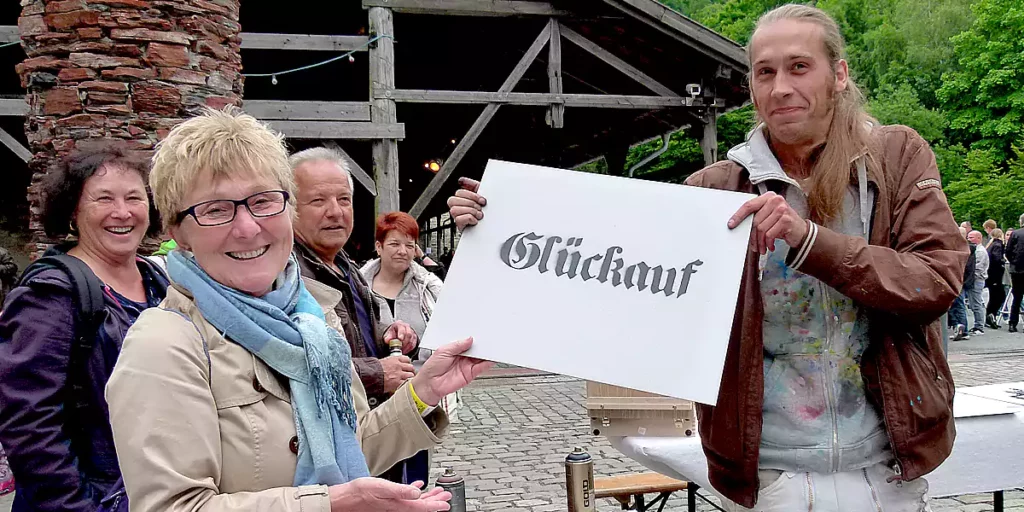 Jonas Heinevetter (r.) begleitet Besucher beim Sprühen und Malen (Foto: Marek Schirmer)