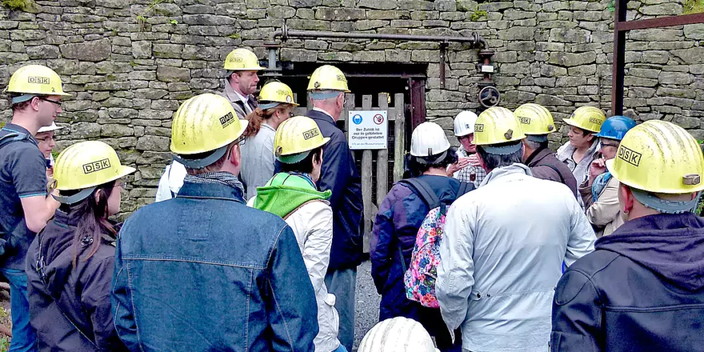 Besucher warten auf den Einlass ins Besucherbergwerk. (Foto: Marek Schirmer)