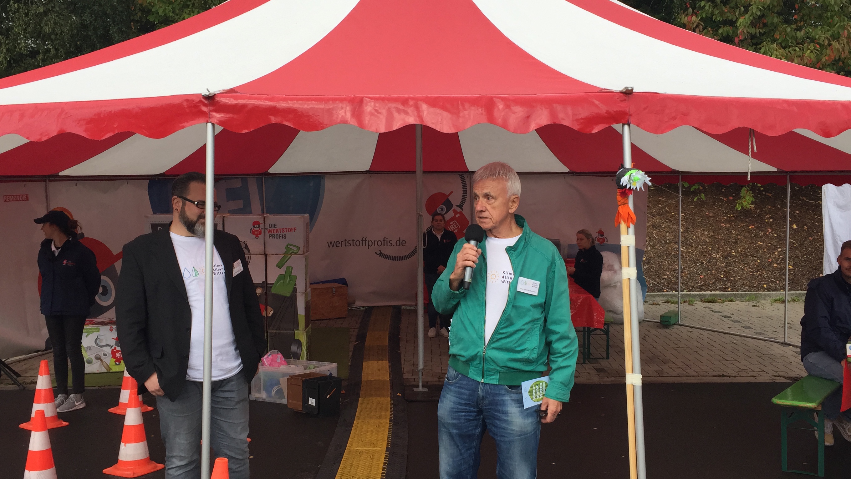 Klimamarkt Witten - Werner Frischmann begrüßt die Besucher