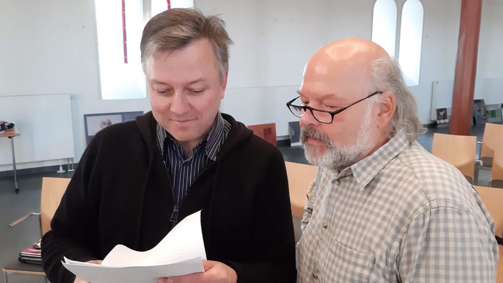 Pfarre i.R. Bernhard Laß (r.) und Marek Schirmer in der Erlöserkirche in Witten-Annen. (Foto: Christian Lukas)