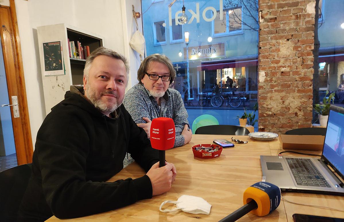 Christian Lukas (r.) und Marek Schirmer (l.) verfolgten die Preisverleihung am Computer im Lokal des Wiesenviertel e.V. (Foto: Anna Kopetsch)