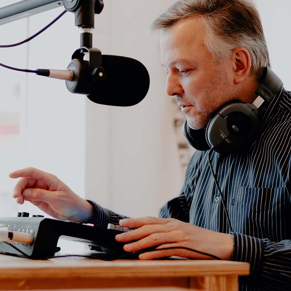 Marek Schirmer begleitet Podcast-Projekte in Witten (Foto. Dana Schmidt)
