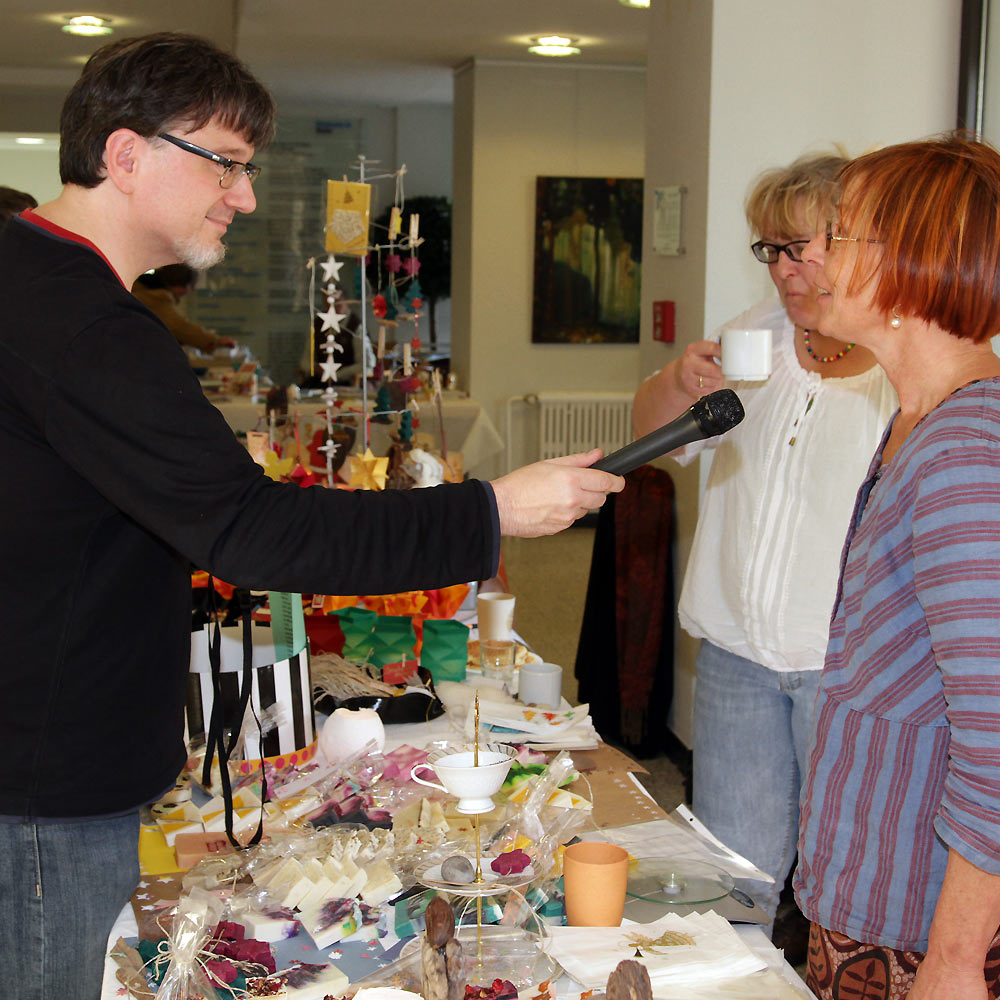 Christian Lukas im Reporter-Einsatz auf dem Basar im Ev. Krankenhaus Witten (Foto: Jens-Martin Gorny/Diakonie Ruhr)