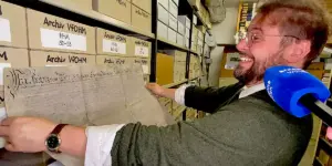 Prof. Dr. Hiram Kümper, 1. Vorsitzender des Vereins für Orts- und Heimatkunde in der Grafschaft Mark zeigt eine alte Urkunde im Archiv. (Foto: Marek Schirmer)